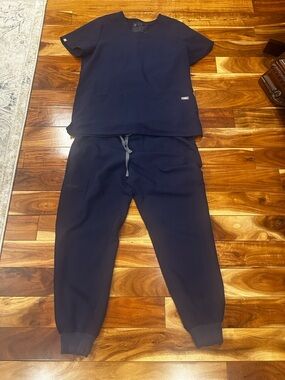 FIGS petite navy jogger scrub set
